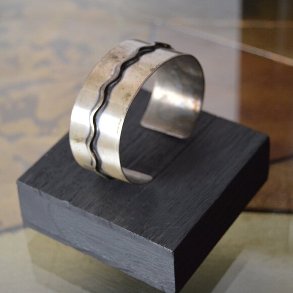 Vintage sterling silver cuff bracelet with wave design, by Otto Robert Wade - Picture 3 of 7